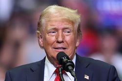 Ông Trump cho rằng đánh bại bà Harris dễ hơn ông Biden