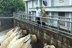 Thái Bình cấm biển, kêu gọi hơn 1.500 lao động ngoài đầm, bãi vào nơi an toàn