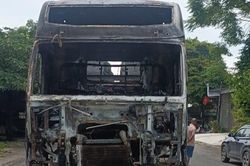 Bốc cháy vào rạng sáng, xe đầu kéo bị thiêu rụi