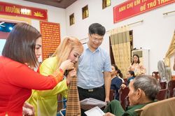 Liên hiệp Hội Phụ nữ Việt Nam tại Cộng hòa liên bang Đức tặng quà các thương binh nặng ở Nghệ An