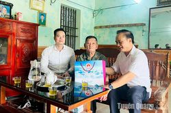 Phó Chủ tịch UBND tỉnh Hoàng Việt Phương tặng quà gia đình chính sách xã Thái Hòa