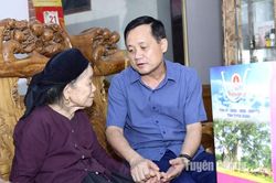 Phó Chủ tịch UBND tỉnh Nguyễn Thế Giang thăm, tặng quà gia đình chính sách tại Lâm Bình