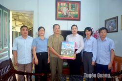 Đồng chí Phó trưởng đoàn chuyên trách Đoàn đại biểu Quốc hội tỉnh Ma Thị Thúy thăm, tặng quà gia đình chính sách tại Chiêm Hóa