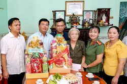Bí thư Tỉnh ủy Cà Mau Nguyễn Tiến Hải thăm gia đình chính sách