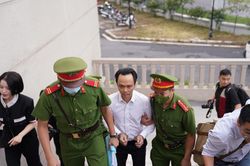 Nữ thợ may 'tố' cách thức chiếm đoạt tiền của anh em Trịnh Văn Quyết