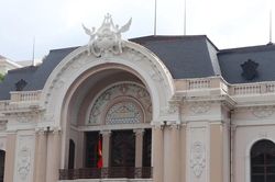 TPHCM: Nhiều nơi treo cờ rủ trước Quốc tang Tổng Bí thư Nguyễn Phú Trọng