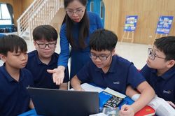 100% nhà trường đã tổ chức dạy học Ngoại ngữ 1 bắt buộc ở lớp 3, lớp 4