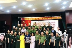 Trao tặng di ảnh màu 10 nữ dân quân Lam Hạ cho Bảo tàng Phụ nữ Việt Nam