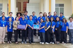 Phó Bí thư Tỉnh đoàn An Giang Đỗ Minh Sang thăm, tặng quà các sinh viên tình nguyện