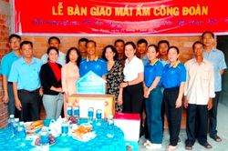 Bàn giao 'Mái ấm Công đoàn' cho đoàn viên khó khăn tại huyện Tân Hồng