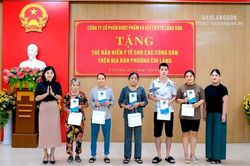 Trao tặng thẻ bảo hiểm y tế cho 47 người dân có hoàn cảnh khó khăn trên địa bàn thành phố Lạng Sơn