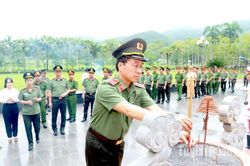 Đảng ủy Công an Trung ương- Bộ Công an, Công an tỉnh dâng hương tưởng nhớ các Anh hùng liệt sĩ