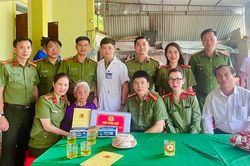 Công an Nghệ An thăm, tặng quà Mẹ Việt Nam Anh hùng nhân Ngày Thương binh - Liệt sĩ