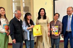 Trao sách tiếng Việt tặng Chi hội người Việt tại Bordeaux (Pháp)