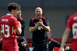 Liverpool: Mùa Hè yên ắng, Slot có lo lắng?