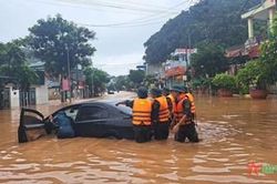 Hơn 200 cán bộ, chiến sĩ lực lượng vũ trang tỉnh Sơn La giúp dân khắc phục hậu quả ngập lụt