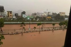 Thành phố Sơn La chìm trong 'biển nước' sau mưa lớn