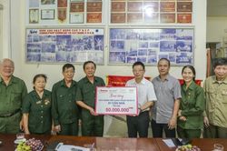 Báo Tiền Phong trao hàng trăm suất quà đến cựu thương, bệnh binh tỉnh Nghệ An