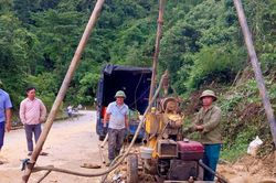 Khoan thăm dò địa chất tại điểm sụt lún Quốc lộ 16