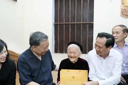 Chủ tịch nước Tô Lâm thăm Mẹ Việt Nam Anh hùng tại Bắc Ninh