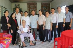 Phó Bí thư Thường trực Tỉnh ủy thăm, tặng quà thân nhân liệt sĩ, thương binh