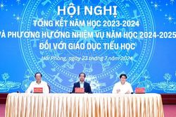 Bộ trưởng Bộ GD-ĐT yêu cầu thực hiện nghiêm túc hoạt động chào cờ, hát Quốc ca