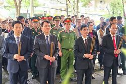 Lãnh đạo, nhân dân Pleiku dâng hoa, dâng hương viếng liệt sĩ