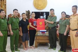 Công an tỉnh Sơn La thăm, tặng quà các gia đình chính sách nhân ngày Thương binh - Liệt sĩ