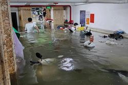Chung cư mini ở Hà Nội bị ngập sâu sau mưa lớn, hơn 60 xe máy 'ngâm' trong hầm