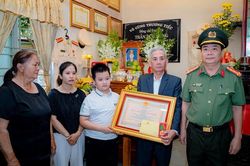 Truy tặng Huân chương Bảo vệ Tổ quốc cho Phó Công an phường