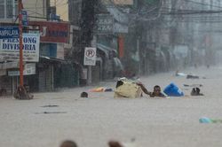Thủ đô Manila của Philippines chìm trong nước sau bão Gaemi