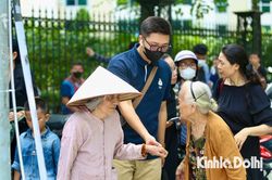 An ninh thắt chặt, người dân xếp hàng chờ viếng Tổng Bí thư Nguyễn Phú Trọng