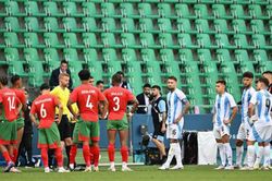 Messi thất vọng 'cạn lời', nói đúng 1 từ sau trận thua đầy tranh cãi của Olympic Argentina