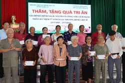 Trao nhà tình nghĩa và tặng quà thân nhân liệt sĩ tại huyện Quỳnh Lưu