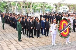 Đoàn các bộ ngành, đoàn thể viếng Tổng Bí thư Nguyễn Phú Trọng