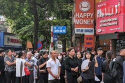 Người dân xếp hàng dài vào viếng Tổng Bí thư Nguyễn Phú Trọng tại Nhà tang lễ quốc gia