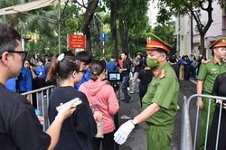 Lực lượng Công an hỗ trợ người dân quét mã QR khi vào viếng Tổng Bí thư Nguyễn Phú Trọng