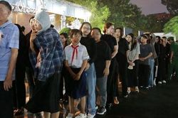 TP Hồ Chí Minh: Hàng chục ngàn người dân đến viếng Tổng Bí thư Nguyễn Phú Trọng trong đêm