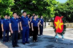 Báo Cao Bằng dâng hương, viếng Đài Liệt sĩ tỉnh