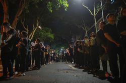 Dòng người chờ tới đêm viếng Tổng Bí thư Nguyễn Phú Trọng