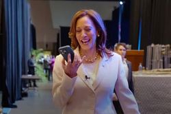 Cuộc gọi quan trọng từ ông Obama và phu nhân tới bà Harris