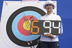 Tin nóng thể thao 26/7: Kỷ lục đầu tiên bị phá ở Olympic 2024, Lê Quang Liêm nhận thưởng lớn sau hat-trick vô địch