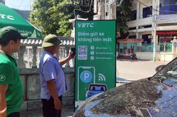 Thí điểm thu phí trông giữ xe không dùng tiền mặt tại Cửa khẩu Quốc tế Lào Cai