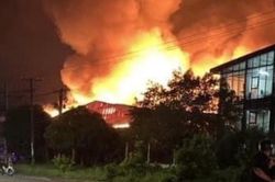 Cháy 1.500m2 nhà xưởng giữa đêm khuya