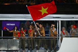 Olympic Paris khai mạc độc nhất vô nhị, cờ Việt Nam tung bay trên sông Seine