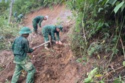 Dốc sức giúp người dân vùng lũ làm đường
