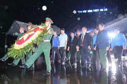Ấm áp những ngọn nến tri ân các Anh hùng liệt sĩ