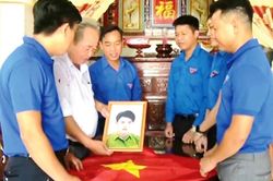 Trao tặng di ảnh phục hồi - món quà ý nghĩa cho người ở lại