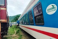 Tàu SE11 trật đường ray tại Thừa Thiên Huế, đường sắt bắc-nam gián đoạn nhiều giờ