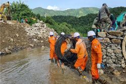 Người dân vùng lũ Mường Pồn có điện trở lại